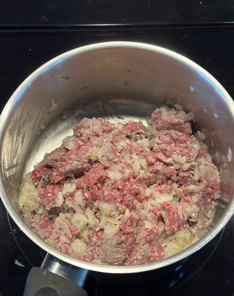 挽き肉を炒める