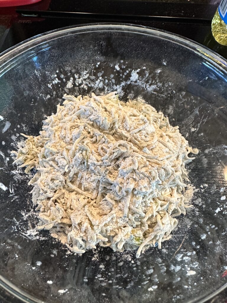 ズッキーニと粉類を混ぜた